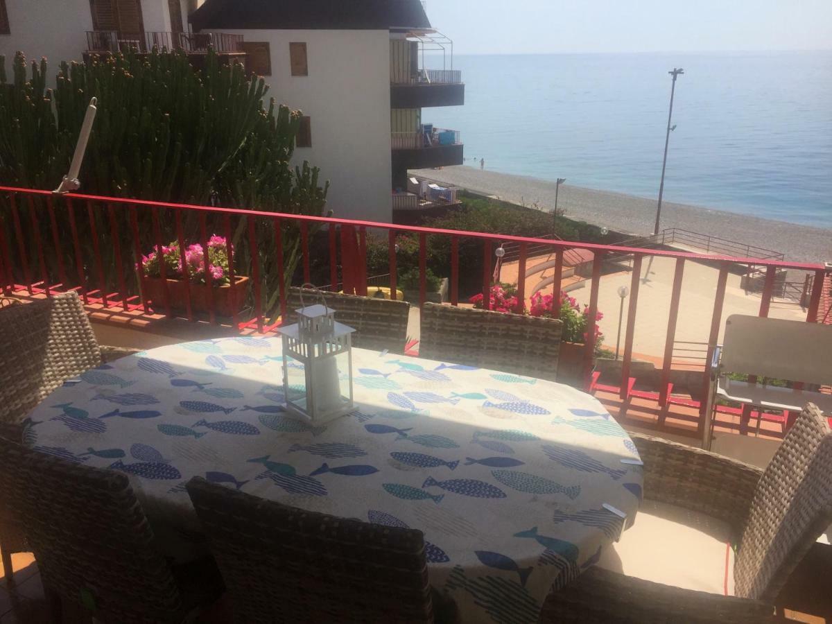 Sea Beach Taormina Apartment Летоянні Екстер'єр фото