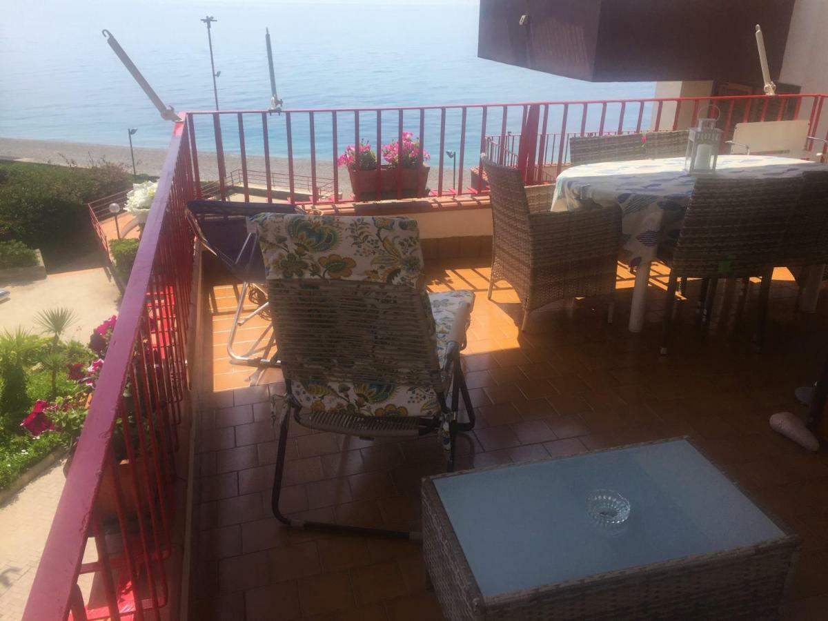 Sea Beach Taormina Apartment Летоянні Екстер'єр фото